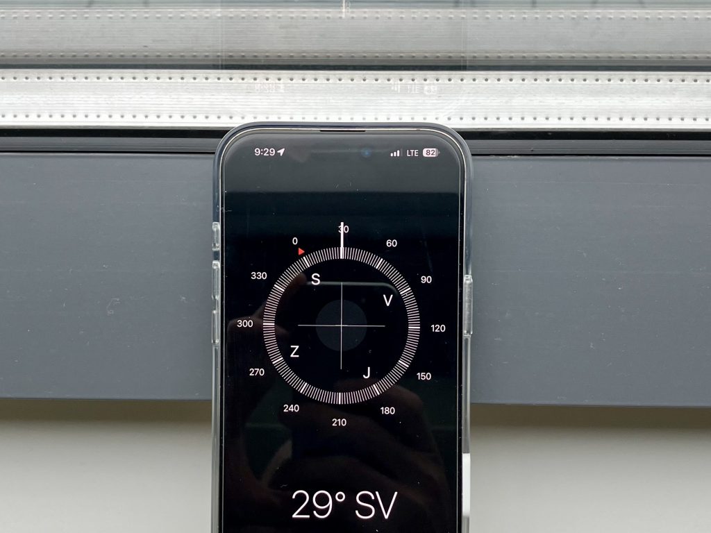 Odmeraný azimut vybraného okna je 29°